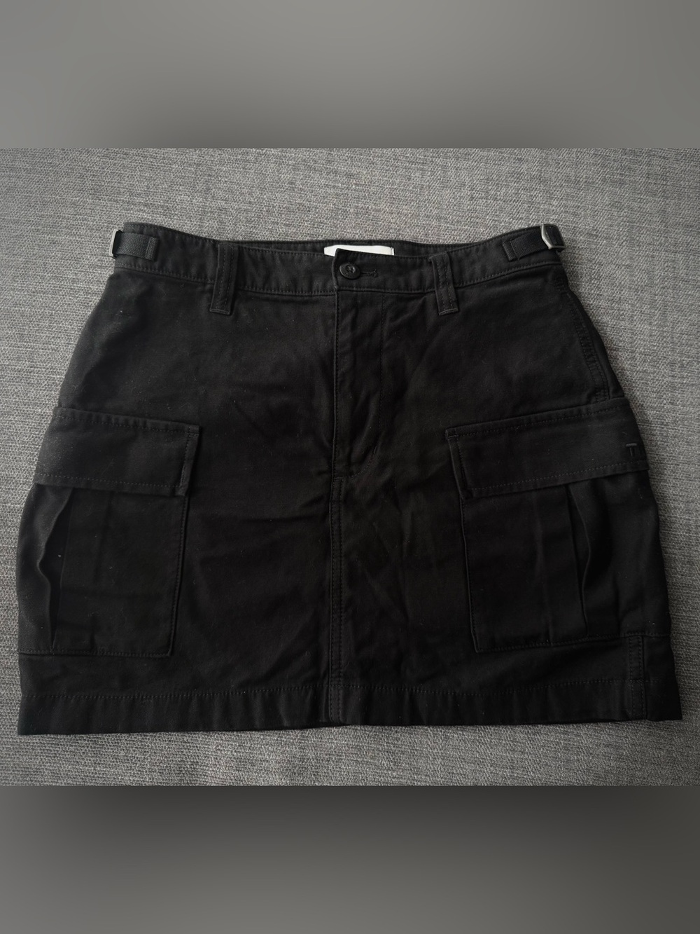 Women’s Aritzia Cargo skirt